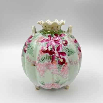 купить Ваза округлой формы и рельефным туловом с изображением пестрых цветов, фарфор, роспись, золочение, Европа, 1900-1930 гг.