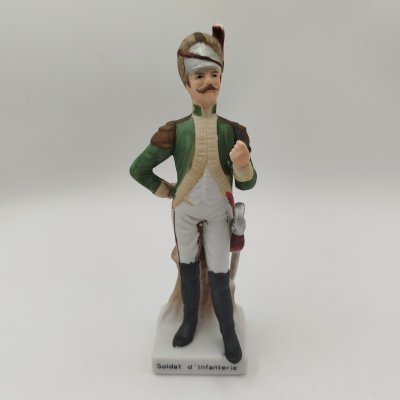 Купить Статуэтка на постаменте "Soldat d'Infanterie" (солдат пехоты) из серии "Армия Наполеона", фарфор, роспись, золочение, Южная Корея, 1970-1990 гг.