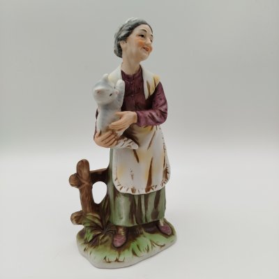 купить Статуэтка "Милая кошатница" (Пожилая дама с котенком), фарфор, роспись, бисквит, Западная Европа, 1970-1990 гг.