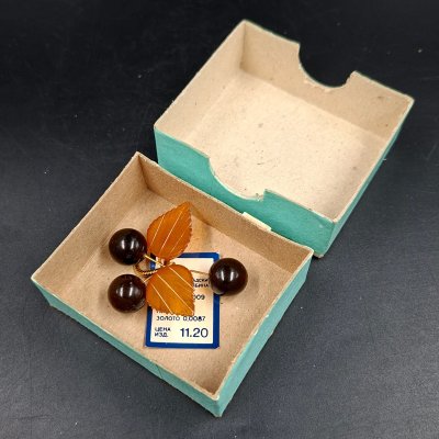 купить Брошь винтажная "Вишенки" в оригинальной коробке, янтарь, латунь, золочение, картон, Калининградский янтарный комбинат, СССР, 1987-1992 гг.