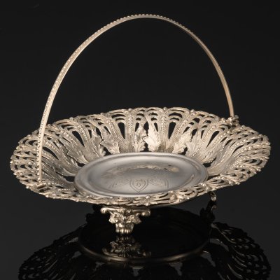 купить Фруктовница (сухарница), украшенная прорезным растительным декором, металл, серебрение, Bracia Henneberg (Братья Хеннеберг, Варшава), Царство Польское, 1890-1917 гг.