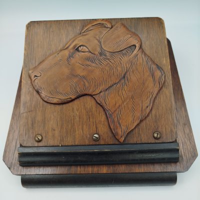 купить Газетница подвесная (полка для газет), декорированная профилем терьера, дерево, выжигание, Западная Европа, 1950-1970 гг.