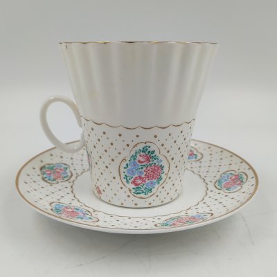 купить Пара кофейная с цветочным декором в резервах (форма "Одуванчик"), фарфор, деколь, золочение, Ленинградский фарфоровый завод (ЛФЗ), СССР, 1970-1992 гг.