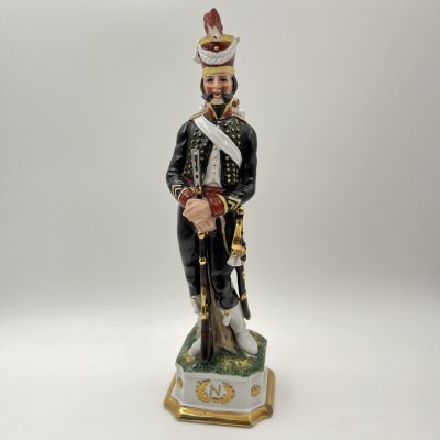 купить Статуэтка "Гренадер" из серии "Армия Наполеона", мануфактура Muhr (г. Шарлеруа), фарфор, роспись, золочение, Бельгия, 1960-1980 гг.
