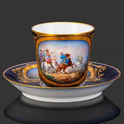 купить Пара кофейная с батальным сюжетом "Битва при Кунео (Кони) Пьемонт" (выполнена для дворца Тюильри "Chateau des Tuileries"), фарфор, крытье кобальтом, золочение, цировка, роспись, Севрская фарфоровая мануфактура (Sevres), Франция, 1844 г.