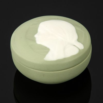 купить Шкатулка агитационная с портретом работницы на крышке, бисквит, крытье, Дмитровский фарфоровый завод (ДФЗ Вербилки), СССР, 1920-1930 гг.