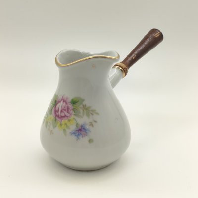 купить Турка с деревянной ручкой, украшенная декором в виде цветов, фарфор, дерево, деколь, золочение, лак, СССР, 1970-1990 гг.