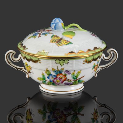 купить Чашка бульонная с крышкой из сервиза "Королева Виктория", фарфор, роспись, золочение, Herend (Херенд), Венгрия, 2000-2015 гг.