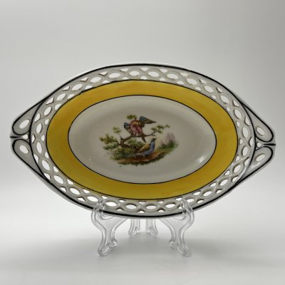 купить Конфетница с прорезным бортом, украшенная изображением птиц, фарфор, деколь, крытье, Германия, 1930-1950 гг.