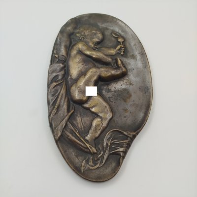 купить Панно декоративное "Малыш, играющий с погремушкой" по модели Jean-Baptiste Descamps, бронза, Франция, 1910-1930 гг.