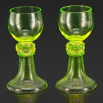 купить Пара рёмеров для белого вина на фигурной ножке с лепным декором, стекло, (урановое), Западная Европа, 1890-1920 гг.