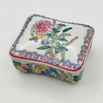 купить Шкатулка миниатюрная с изображением цветов, фарфор, роспись, Китай, 1980-1990 гг.
