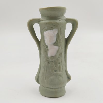 купить Вазочка миниатюрная с изображением женского портрета и боковыми ручками, бисквит, крытье, Дмитровский фарфоровый завод (ДФЗ Вербилки), СССР, 1920-1930 гг.