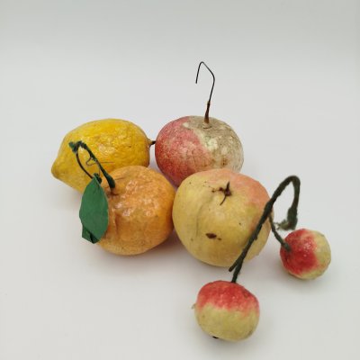 купить Набор из 5-ти елочных игрушек "Ягоды и фрукты" (в подборе), вата, папье-маше, клейстер, бумага, аэрография, роспись, СССР, 1930-1960 гг.