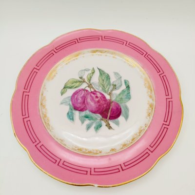 купить Тарелка с декором в виде слив и бортом розового цвета с меандром, фарфор, роспись, крытье, золочение, Фарфоровый завод братьев Корниловых, Российская империя, 1861-1884 гг.