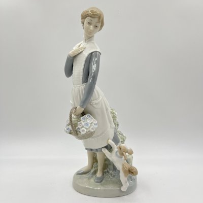 купить Статуэтка "Девушка с корзиной цветов и щенком", фарфор, роспись, NAO Porcelain, Испания, 1970-1990 гг.