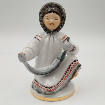 купить Статуэтка "Девочка-якутка с севрюгой", фарфор, роспись, Ленинградский фарфоровый завод (ЛФЗ), СССР, 1970-1980 гг.