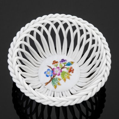 купить Конфетница круглой формы с плетенным бортом, выполненная в дизайне “Victoria avec Bord en Or” (VBO), фарфор, роспись, Herend (Херенд), Венгрия, 1970-1986 гг.