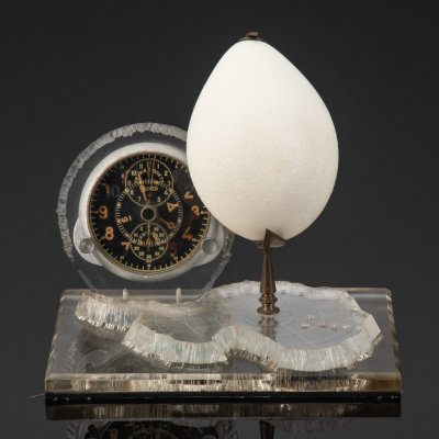 купить Часы настольные "Южный полюс", металл, яйцо императорского пингвина, полимерный материал, 1-й Государственный часовой завод им. Кирова (Первый Московский часовой завод, 1 ГЧЗ), СССР, 1950 г.