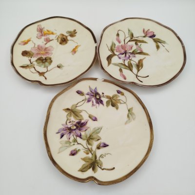 Купить Набор десертных тарелок в стиле модерн, выполненных в форме листьев с изображением полевых цветов, (3 шт.), фарфор, роспись, золочение, Западная Европа, 1910-1930 гг.