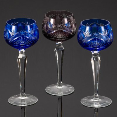 купить Набор разноцветных бокалов для вина на 3 персоны, украшенных резным орнаментом, хрусталь, алмазная грань, Echt Bleikristall, Германия, 1970-1990 гг.
