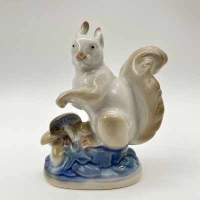 купить Статуэтка "Белка", скульптор Н. И. Бессарабова, фарфор, роспись, золочение, Турыгинский фарфоровый завод артели «Художественная керамика» (Гжель), СССР, 1950-1960 гг.