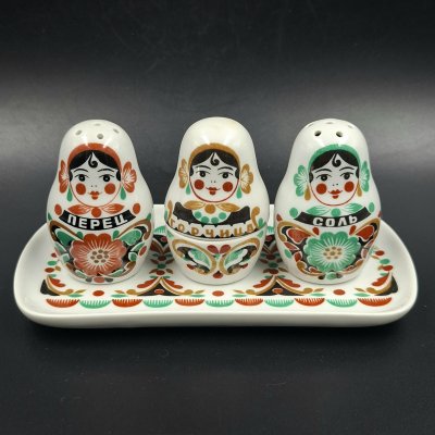 купить Набор для специй "Матрёшки" на подносе (перечница, солонка, горчичница), фарфор, деколь, Дмитровский фарфоровый завод (ДФЗ Вербилки), СССР, 1965-1991 гг.