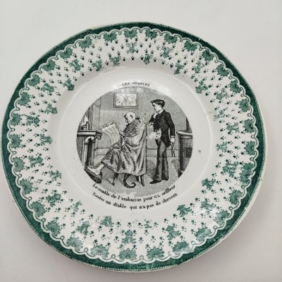 купить Тарелка декоративная "Les combles, Le comble de l'embarras pour en coiffeur -tondre un diable, qui n'a pas de cheveux" ("Верх позора для парикмахера - стричь дьявола, у которого нет волос"), фаянс, деколь, Boch Freres Keramis, Бельгия, 1890-1910 гг.