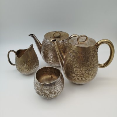 купить Набор чайно-кофейный с растительным декором в восточном стиле (чайник, кофейник, молочник, сахарница), латунь, гравировка, Индия, 1970-1990 гг.