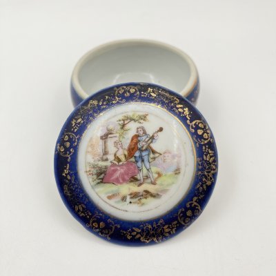 купить Шкатулка "Галантная сцена", фарфор, крытье, деколь, золочение, Европа, 1970-1990 гг.