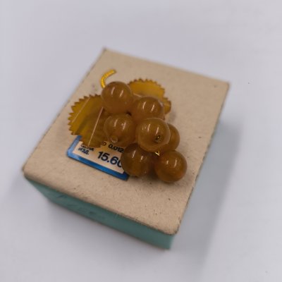 купить Брошь винтажная "Виноград" в оригинальной коробке, янтарь, латунь, золочение, картон, Калининградский янтарный комбинат, СССР, 1987-1992 гг.