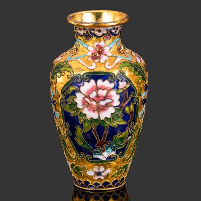 купить Ваза с цветочным орнаментом на тулове на золотом фоне, металл, клуазоне (перегородчатая эмаль), золочение, Китай, 1970-1990 гг.