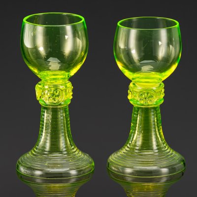 купить Пара рёмеров для белого вина на фигурной ножке с лепным декором, стекло, (урановое), Западная Европа, 1890-1920 гг.