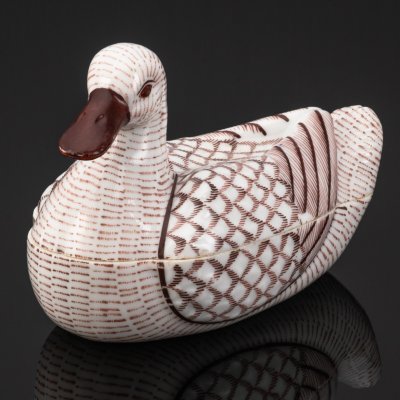 купить [Редкая роспись] Маслёнка "Утка" в росписи коричневого цвета, частные заводы, фаянс, роспись, Российская империя, 1890-1916 гг.