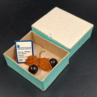 купить Брошь винтажная "Вишенки" в оригинальной коробке, янтарь, латунь, золочение, картон, Калининградский янтарный комбинат, СССР, 1987-1992 гг.