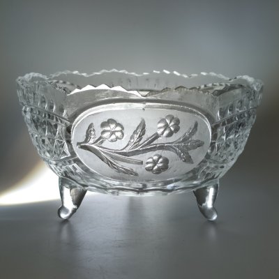 купить Ваза (конфетница) на трех ножках, украшенная рельефным цветочным декором, стекло, пресс, матирование, СССР, 1970-1990 гг.