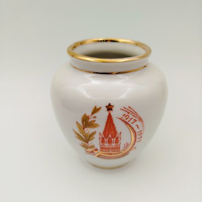 купить Ваза агитационная "40 лет Октября", украшенная изображением серпа и молота и башни Кремля в венке, фарфор, деколь, золочение, Дмитровский фарфоровый завод (ДФЗ Вербилки), СССР, 1957-1960 гг.