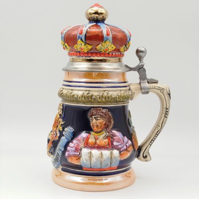 купить Кружка пивная с фигурной крышкой в виде короны и рельефным декором в виде посетителей таверны, фаянс, роспись, сплав металлов, ФРГ, 1970-1990 гг.