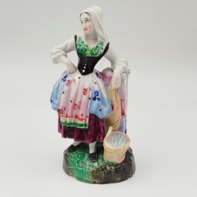 купить Статуэтка "Девушка в розовом фартуке" ("Прачка"), фарфор, роспись, Западная Европа, 1900-1930 гг.