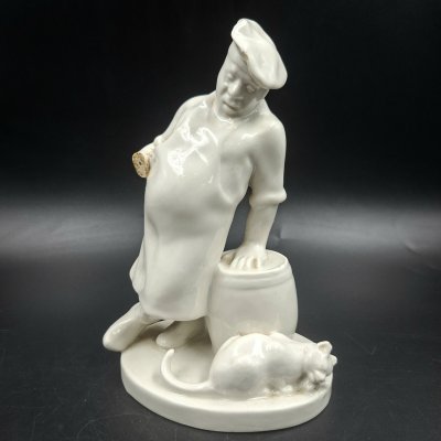 купить Статуэтка "Кот и повар", скульптор В.А. Михалёв, фарфор, Ленинградский фарфоровый завод (ЛФЗ), СССР, 1960-1970 гг.