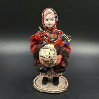 купить Кукла коллекционная "Девочка с корзиной подснежников", фирма "Потешный промысел", фарфор, роспись, ткань, Российская Федерация, 2000-2020 гг.