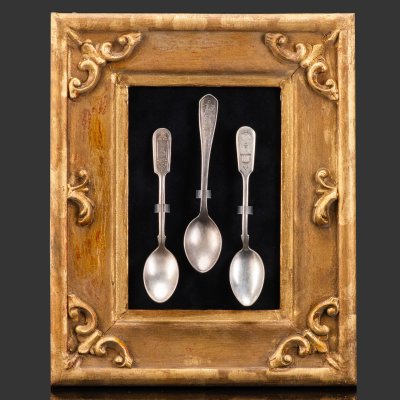 купить Настенная композиция (панно) в антикварной раме с тремя ложками с изображением достопримечательностей Москвы и Санкт-Петербурга, мНЦ (медь-никель-цинк), дерево, пластик, бархат, Мстерская художественная фабрика «Ювелир», СССР, 1960-1990 гг.