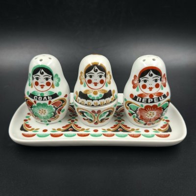 купить Набор для специй "Матрёшки" на подносе (перечница, солонка, горчичница), фарфор, деколь, Дмитровский фарфоровый завод (ДФЗ Вербилки), СССР, 1965-1991 гг.