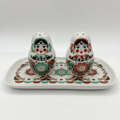 купить Набор для специй "Матрёшки" на подносе (перечница, солонка), фарфор, деколь, Дмитровский фарфоровый завод (ДФЗ Вербилки), СССР, 1965-1991 гг.