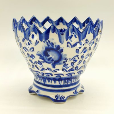 купить Сухарница с прорезным бортом и цветочным декором, авт. Рогов, фарфор, роспись, Объединение «Гжель», СССР, 1986-1991 гг.