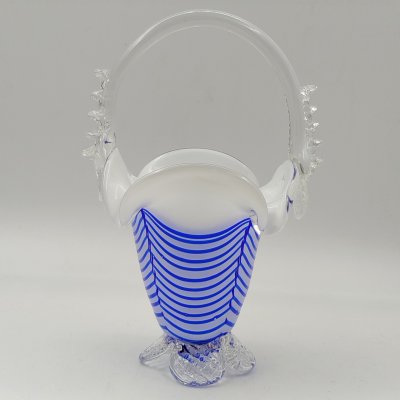 купить Ваза в форме корзиночки с декором в виде кобальтовой нити, стекло, гутная техника, СССР, 1970-1990 гг.