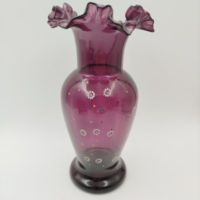 купить Ваза аметистового оттенка с фестончатым краем, стекло, роспись эмалями, Европа, 1900-1930 гг.