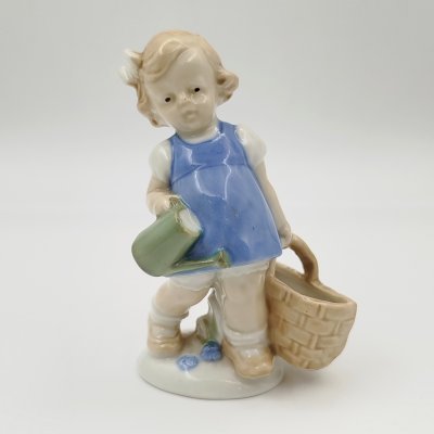 купить Статуэтка "Девочка с корзиной и лейкой", фарфор, роспись, Heinz & Co., ГДР, 1954-1972 гг.