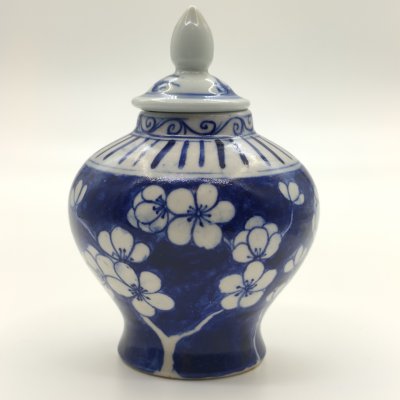 купить Чайница (имбирница), украшенная декором в виде цветущей сливы мэй (крышка в подборе), фарфор, роспись, Азия, 1970-1990 гг.