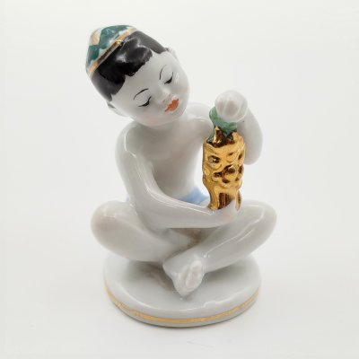 купить Статуэтка "Мальчик с виноградом" из серии "Счастливое детство", скульптор Г.С. Столбова, художник Е.Н. Лупанова, фарфор, роспись, золочение, Ленинградский фарфоровый завод (ЛФЗ), СССР, 1950-1960 гг.